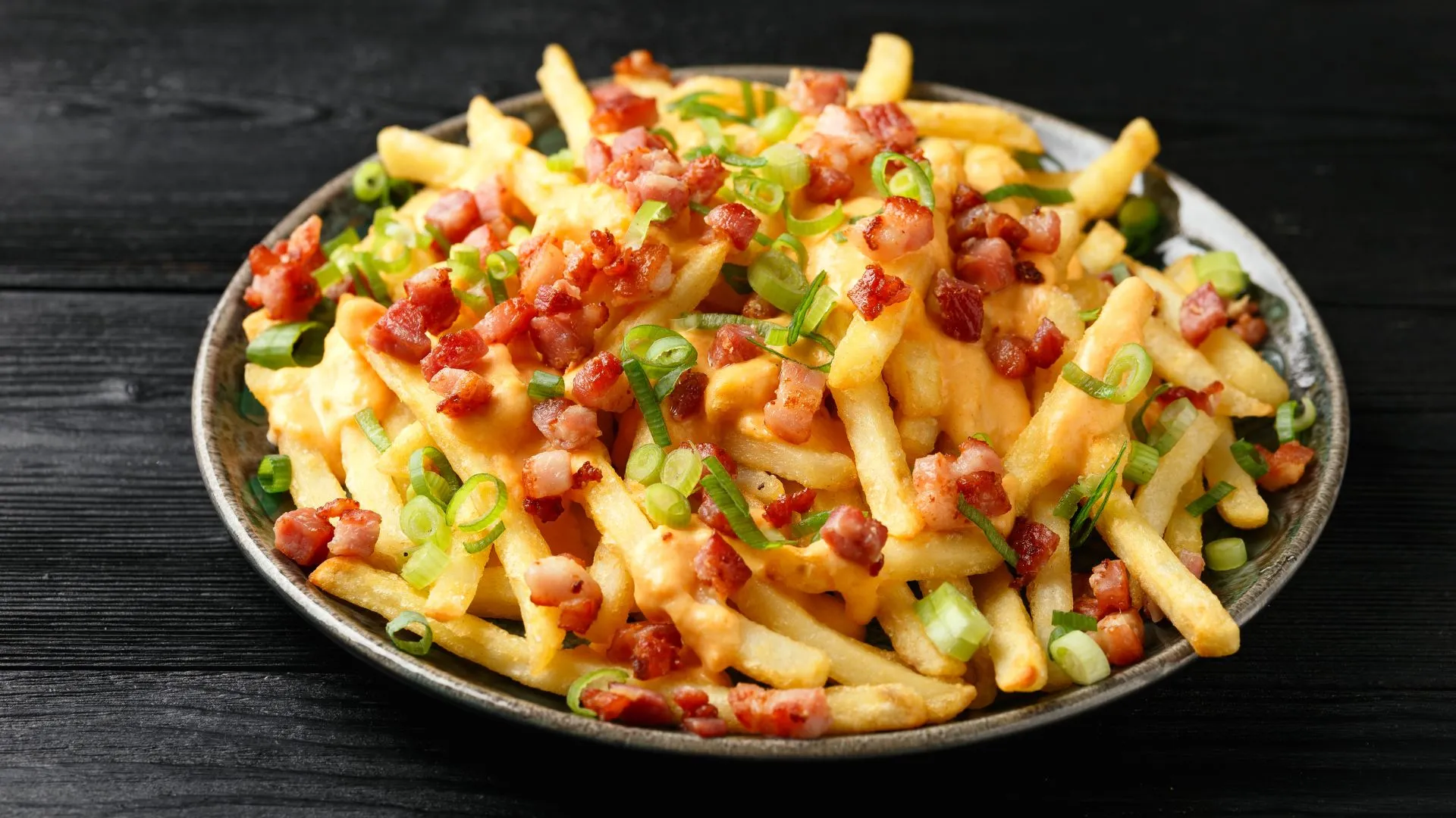 BATATAS FRITAS COM QUEIJO E BACON